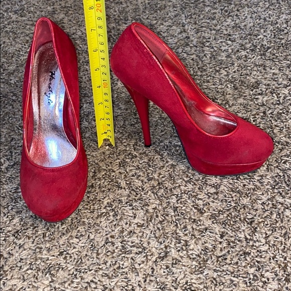 Red Heels 👠 - Picture 3 of 6
